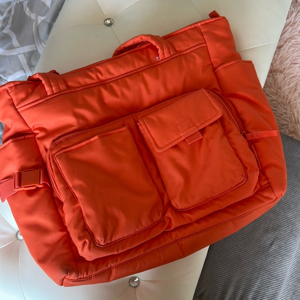 EUC Vera Bradley Weekender bag in a GORGEOUS Tangerine 🍊 color.